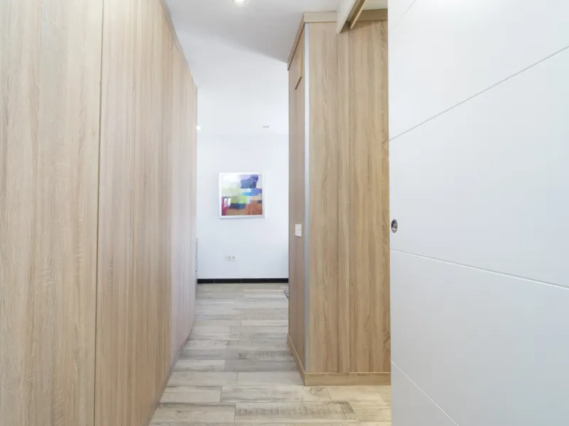 Discover this elegant 4-floor, 2-bedroom townhouse perfectly situated in one of Nueva Andalucía's most sought-after locations. Just steps away from the Puerto Banús Casino and within easy walking distance of all essential services, this property offers th