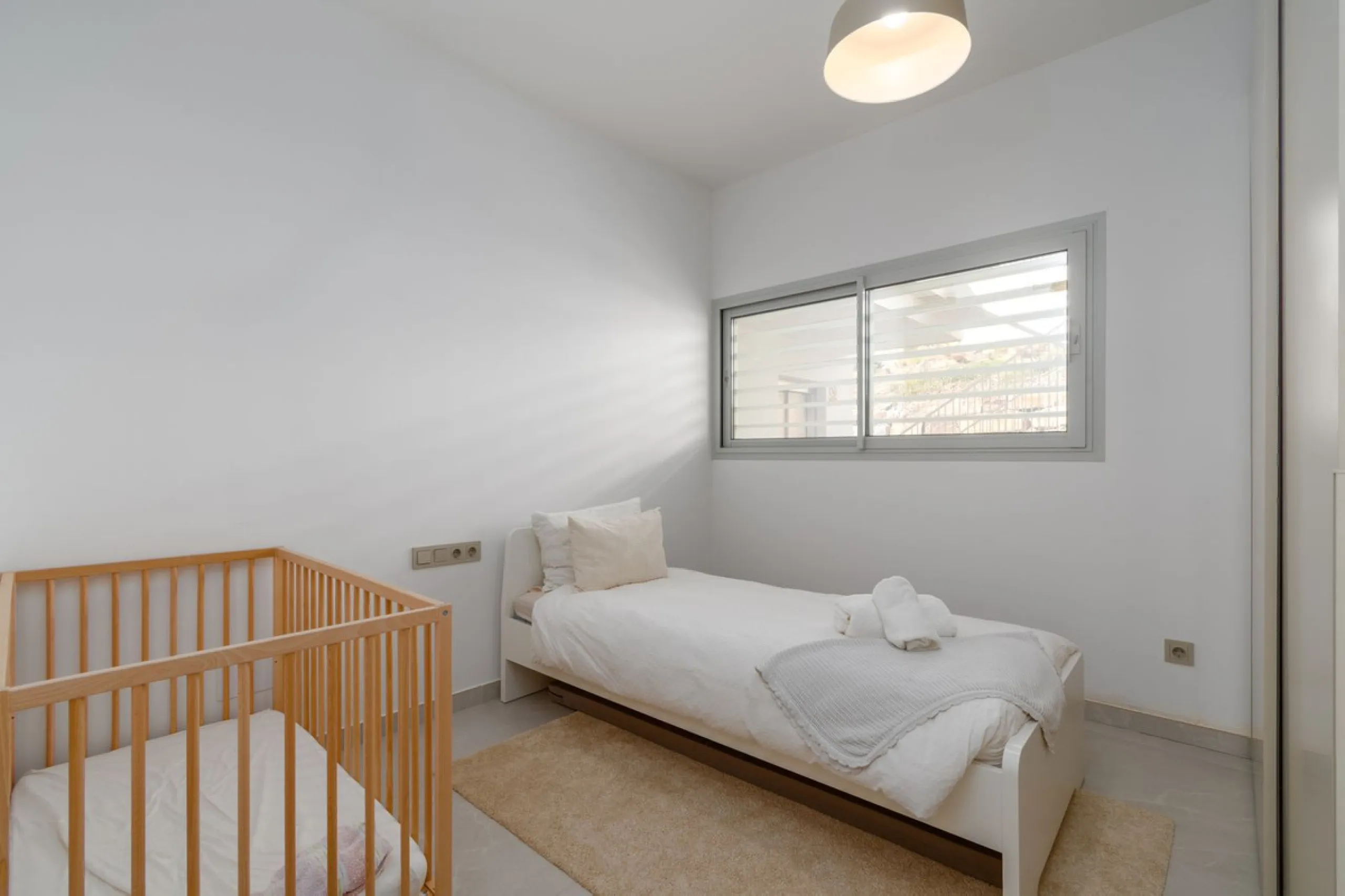 Modernes Haus in der begehrten Gegend Higuerón mit großer Dachterrasse und Whirlpool