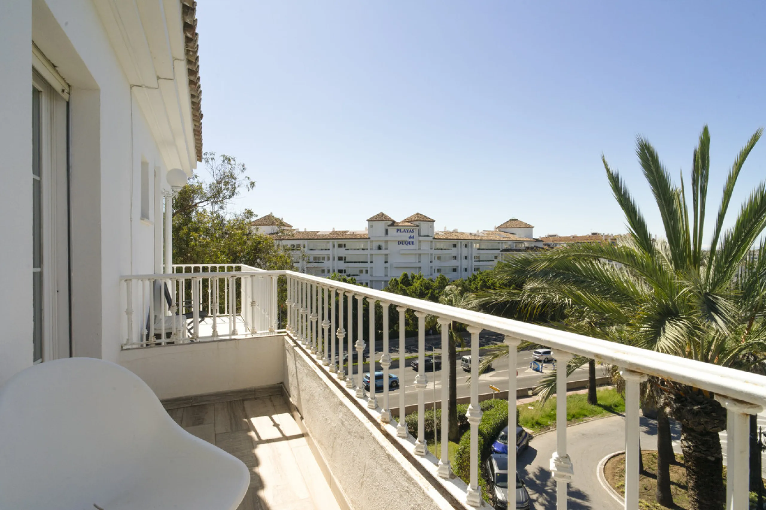 Discover this elegant 4-floor, 2-bedroom townhouse perfectly situated in one of Nueva Andalucía's most sought-after locations. Just steps away from the Puerto Banús Casino and within easy walking distance of all essential services, this property offers th