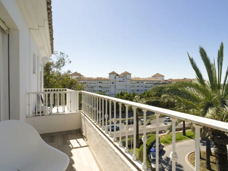 Discover this elegant 4-floor, 2-bedroom townhouse perfectly situated in one of Nueva Andalucía's most sought-after locations. Just steps away from the Puerto Banús Casino and within easy walking distance of all essential services, this property offers th
