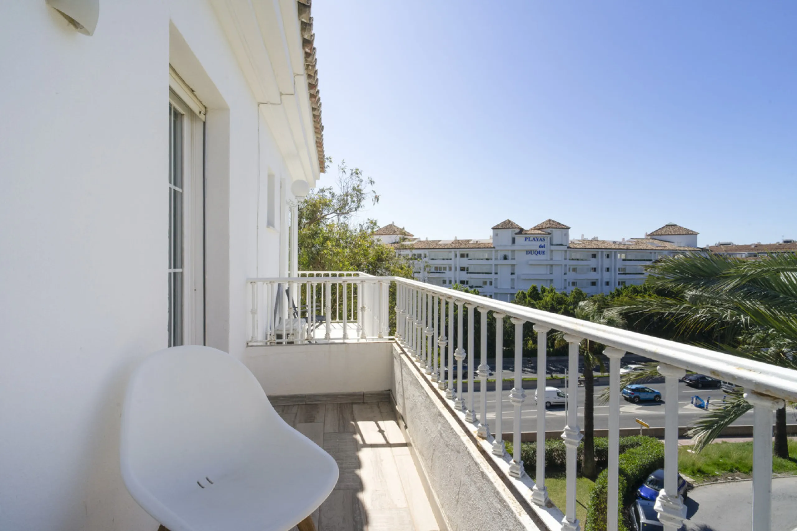 Discover this elegant 4-floor, 2-bedroom townhouse perfectly situated in one of Nueva Andalucía's most sought-after locations. Just steps away from the Puerto Banús Casino and within easy walking distance of all essential services, this property offers th