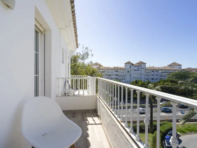 Discover this elegant 4-floor, 2-bedroom townhouse perfectly situated in one of Nueva Andalucía's most sought-after locations. Just steps away from the Puerto Banús Casino and within easy walking distance of all essential services, this property offers th