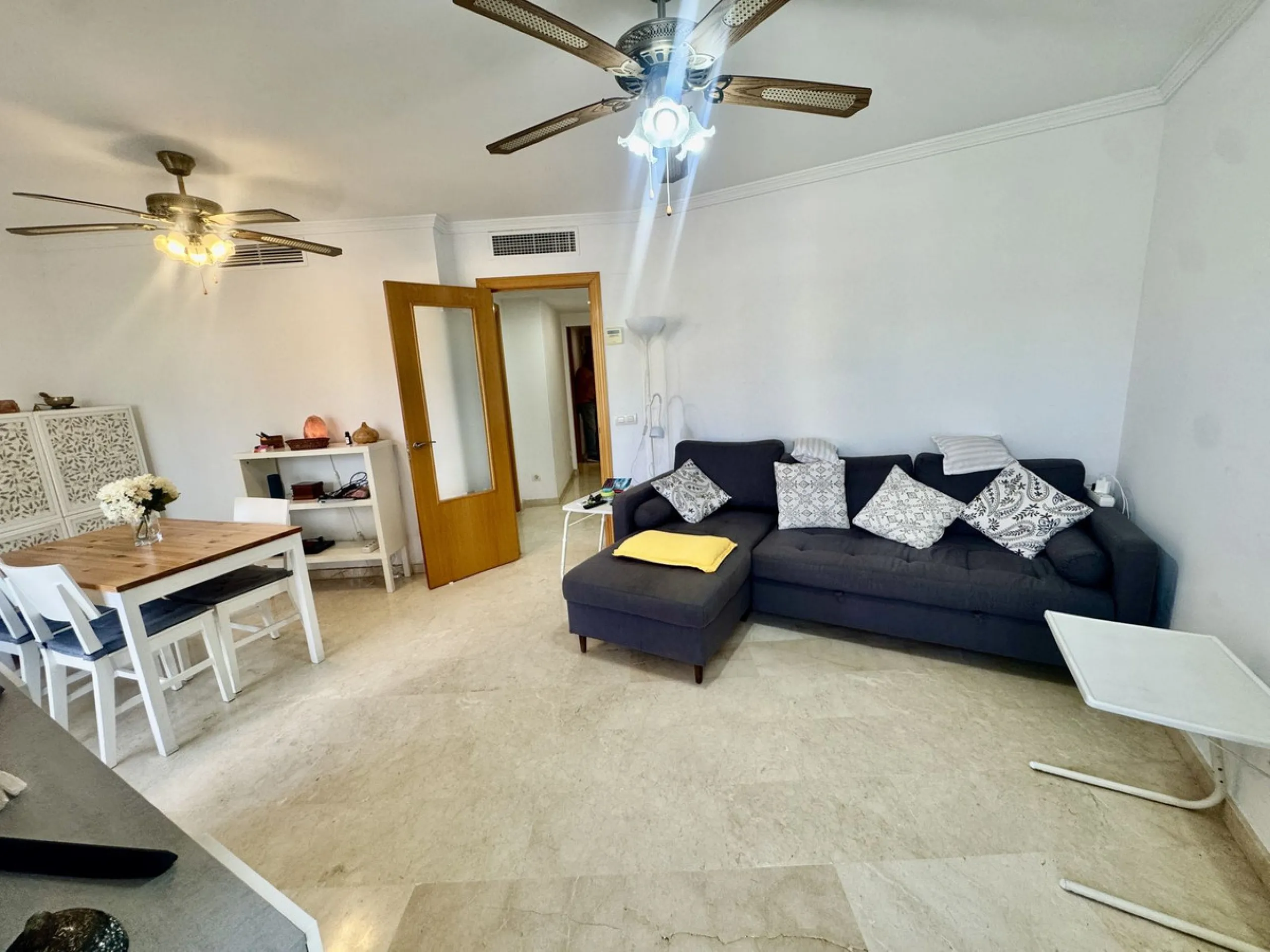 Apartment - Middle Floor Apartment в продаже в Fuengirola, Málaga. В доме 2 спален и 2 ванных комнат. Площадь дома 75 м²