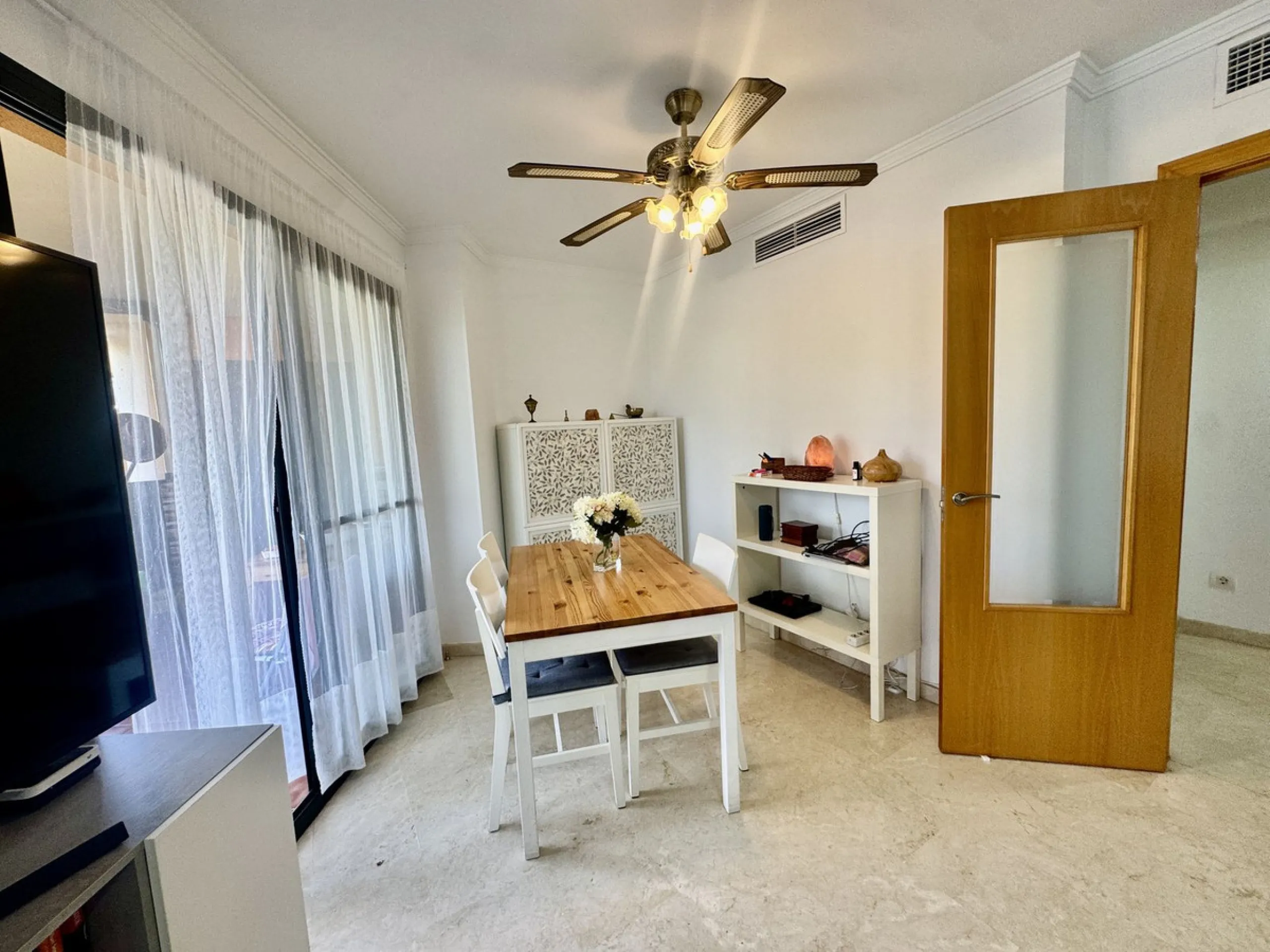 Apartment - Middle Floor Apartment в продаже в Fuengirola, Málaga. В доме 2 спален и 2 ванных комнат. Площадь дома 75 м²