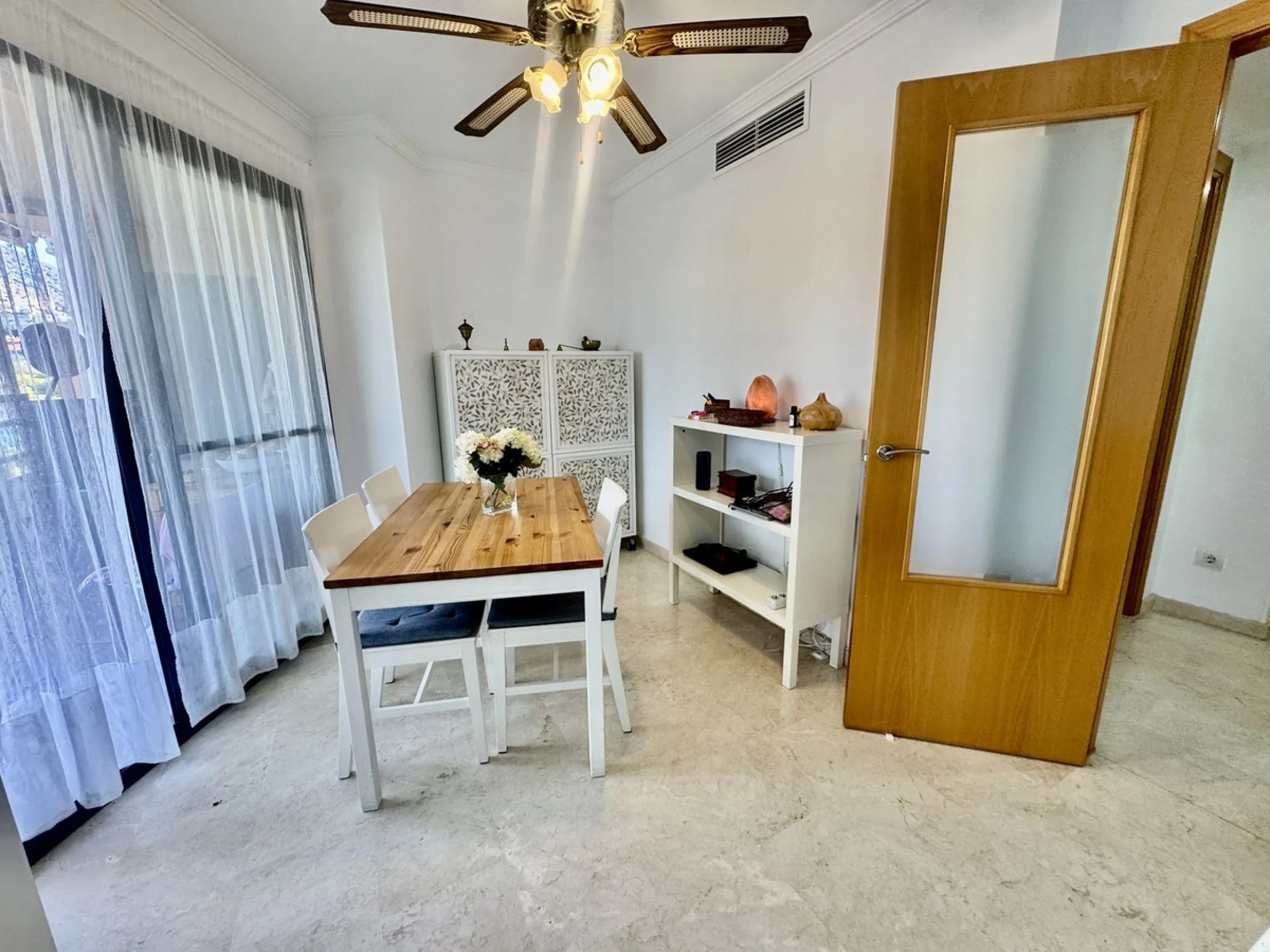Apartment - Middle Floor Apartment в продаже в Fuengirola, Málaga. В доме 2 спален и 2 ванных комнат. Площадь дома 75 м²