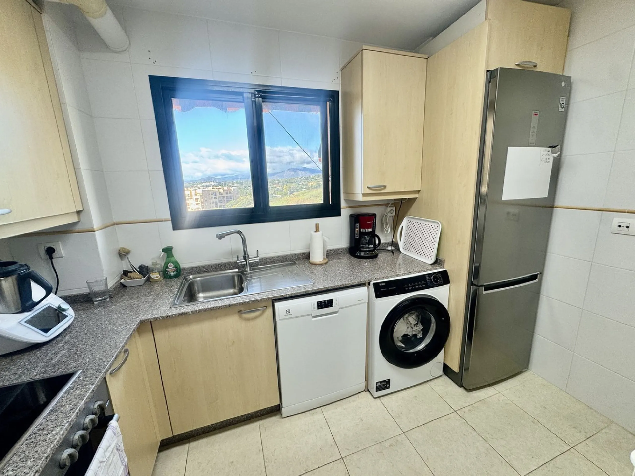 Apartment - Middle Floor Apartment в продаже в Fuengirola, Málaga. В доме 2 спален и 2 ванных комнат. Площадь дома 75 м²