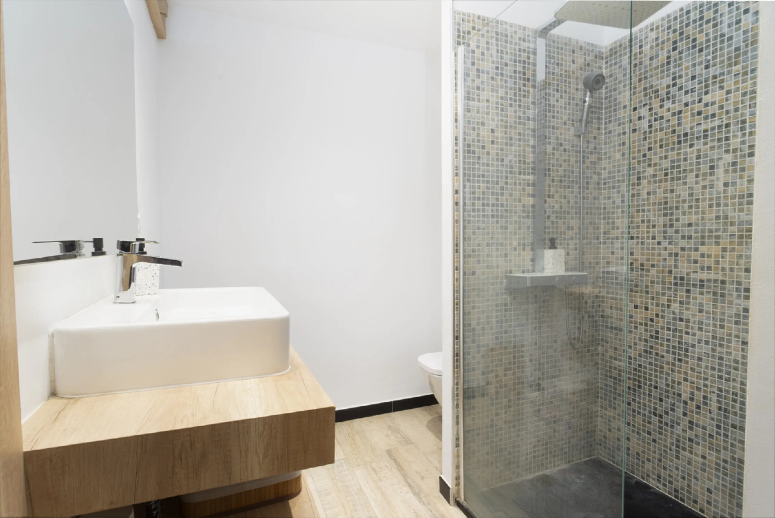 Discover this elegant 4-floor, 2-bedroom townhouse perfectly situated in one of Nueva Andalucía's most sought-after locations. Just steps away from the Puerto Banús Casino and within easy walking distance of all essential services, this property offers th