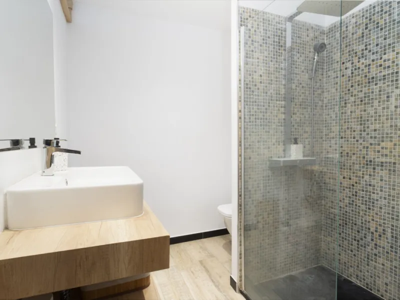 Discover this elegant 4-floor, 2-bedroom townhouse perfectly situated in one of Nueva Andalucía's most sought-after locations. Just steps away from the Puerto Banús Casino and within easy walking distance of all essential services, this property offers th