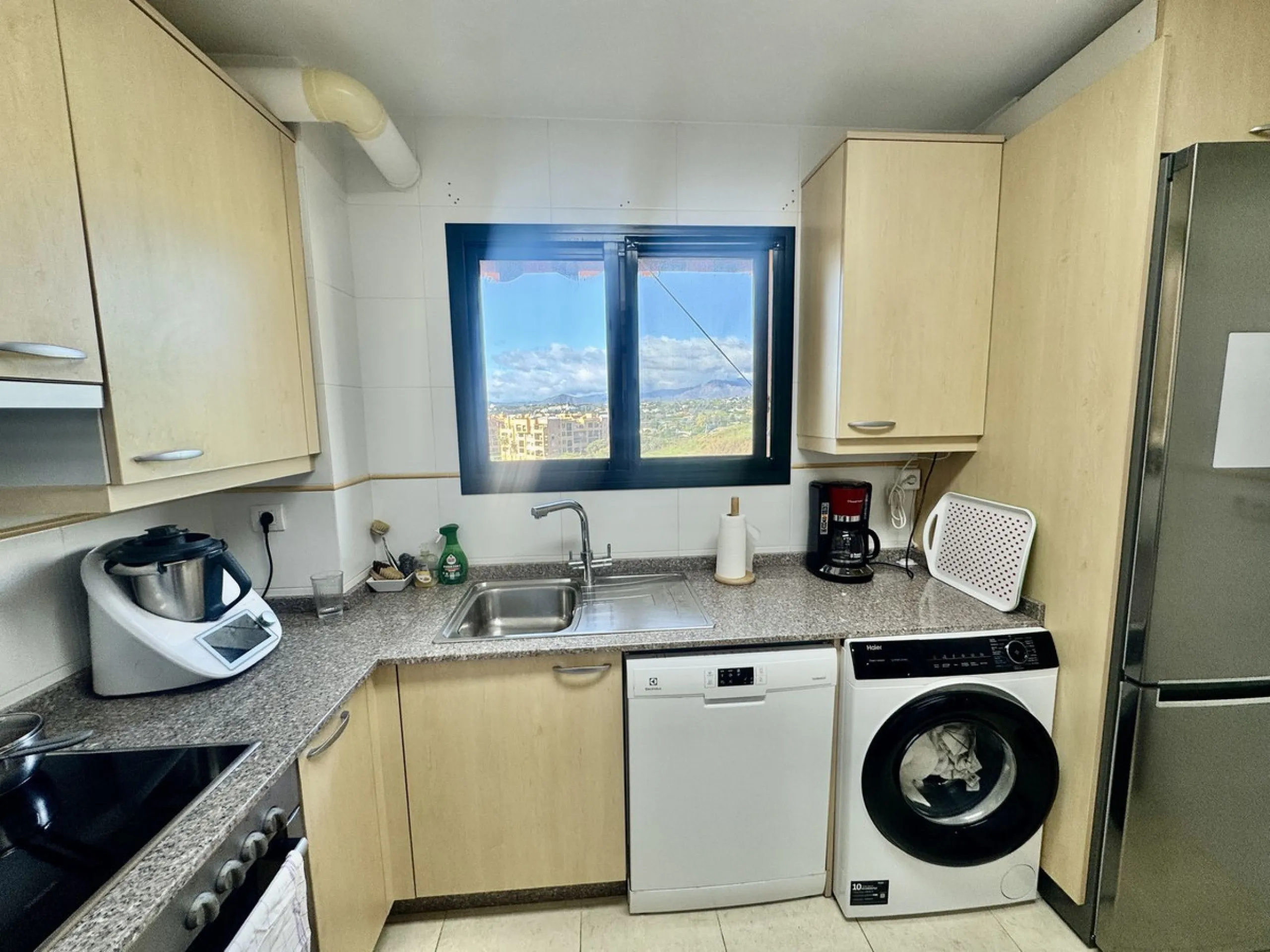 Apartment - Middle Floor Apartment в продаже в Fuengirola, Málaga. В доме 2 спален и 2 ванных комнат. Площадь дома 75 м²