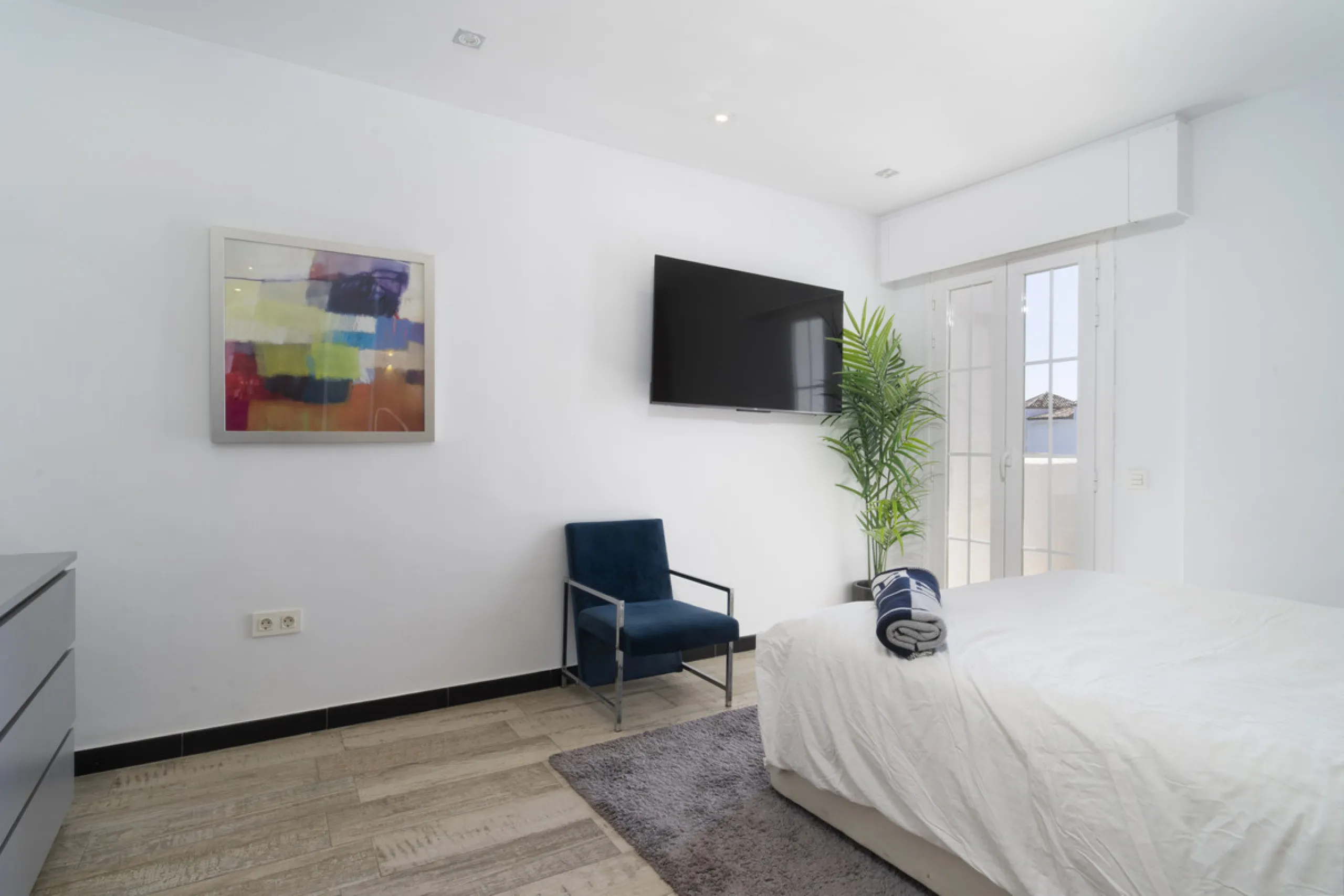 Discover this elegant 4-floor, 2-bedroom townhouse perfectly situated in one of Nueva Andalucía's most sought-after locations. Just steps away from the Puerto Banús Casino and within easy walking distance of all essential services, this property offers th