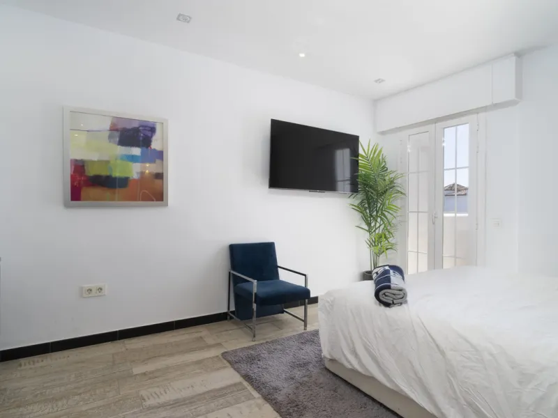 Discover this elegant 4-floor, 2-bedroom townhouse perfectly situated in one of Nueva Andalucía's most sought-after locations. Just steps away from the Puerto Banús Casino and within easy walking distance of all essential services, this property offers th