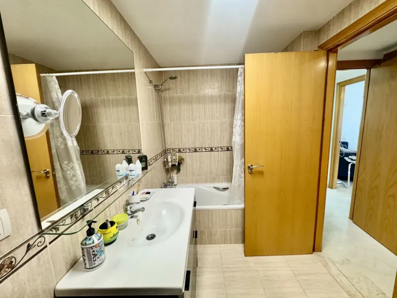 Apartment - Middle Floor Apartment в продаже в Fuengirola, Málaga. В доме 2 спален и 2 ванных комнат. Площадь дома 75 м²