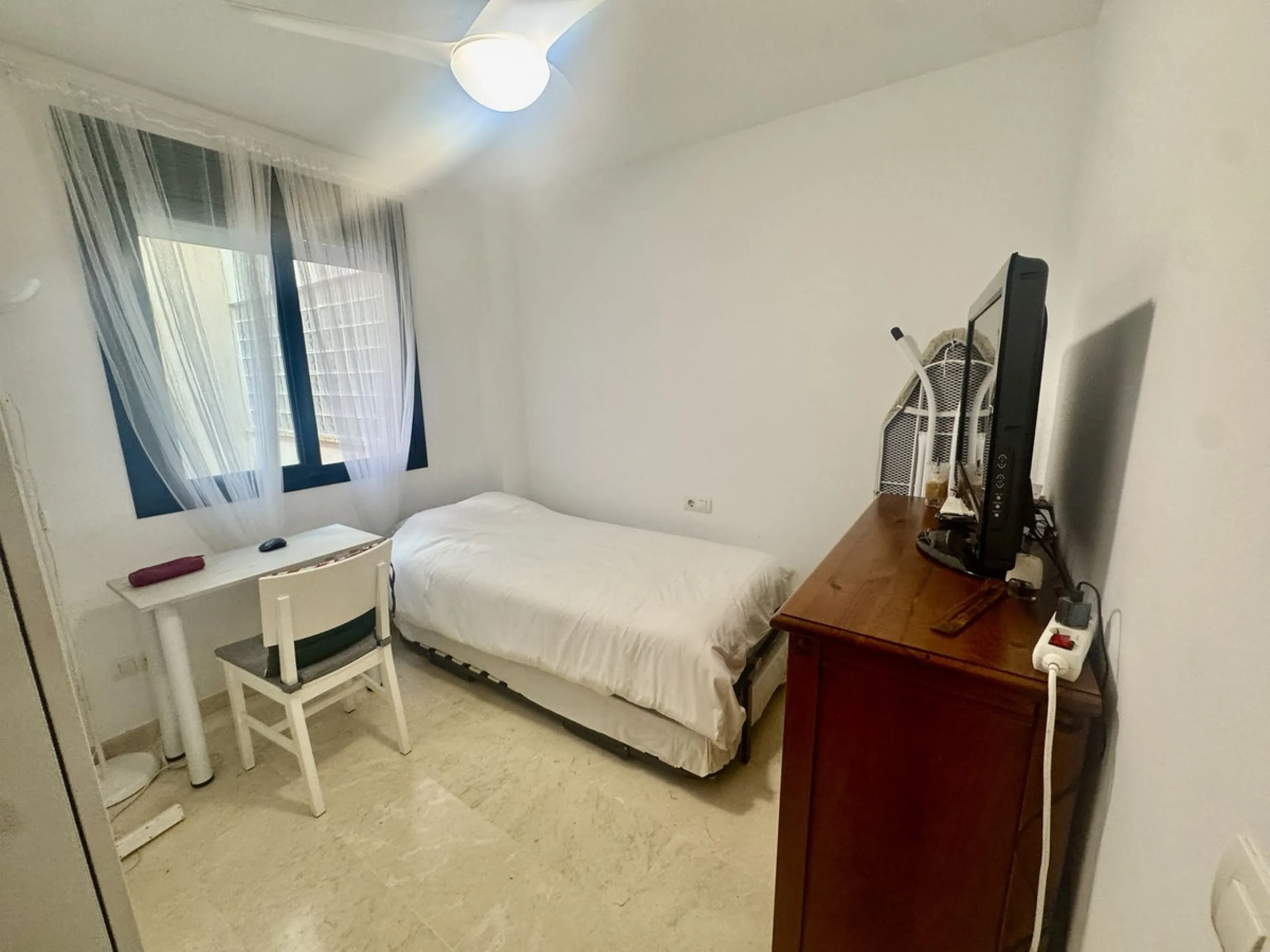 Apartment - Middle Floor Apartment в продаже в Fuengirola, Málaga. В доме 2 спален и 2 ванных комнат. Площадь дома 75 м²
