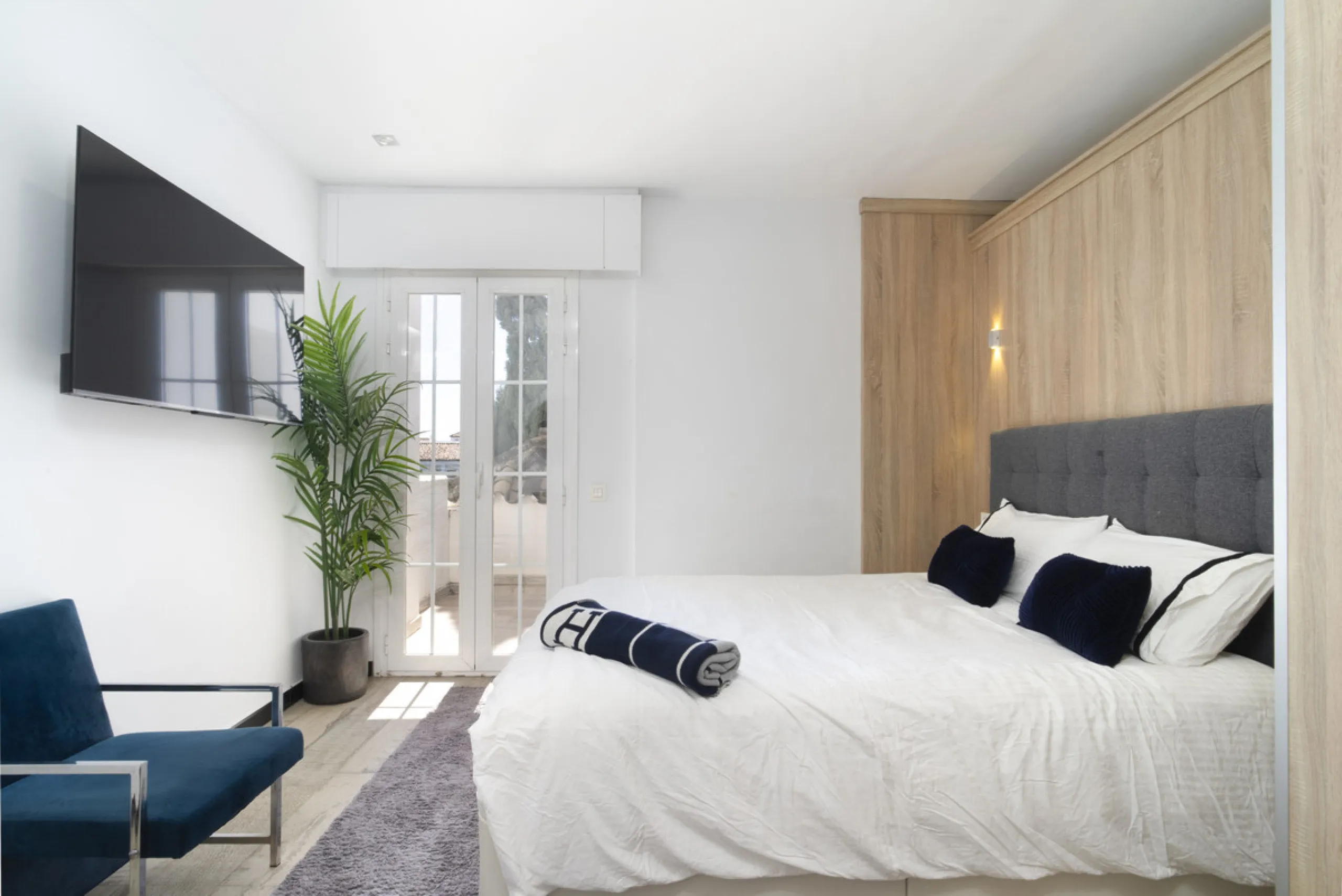 Discover this elegant 4-floor, 2-bedroom townhouse perfectly situated in one of Nueva Andalucía's most sought-after locations. Just steps away from the Puerto Banús Casino and within easy walking distance of all essential services, this property offers th