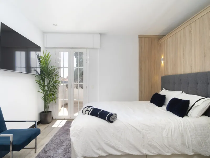 Discover this elegant 4-floor, 2-bedroom townhouse perfectly situated in one of Nueva Andalucía's most sought-after locations. Just steps away from the Puerto Banús Casino and within easy walking distance of all essential services, this property offers th