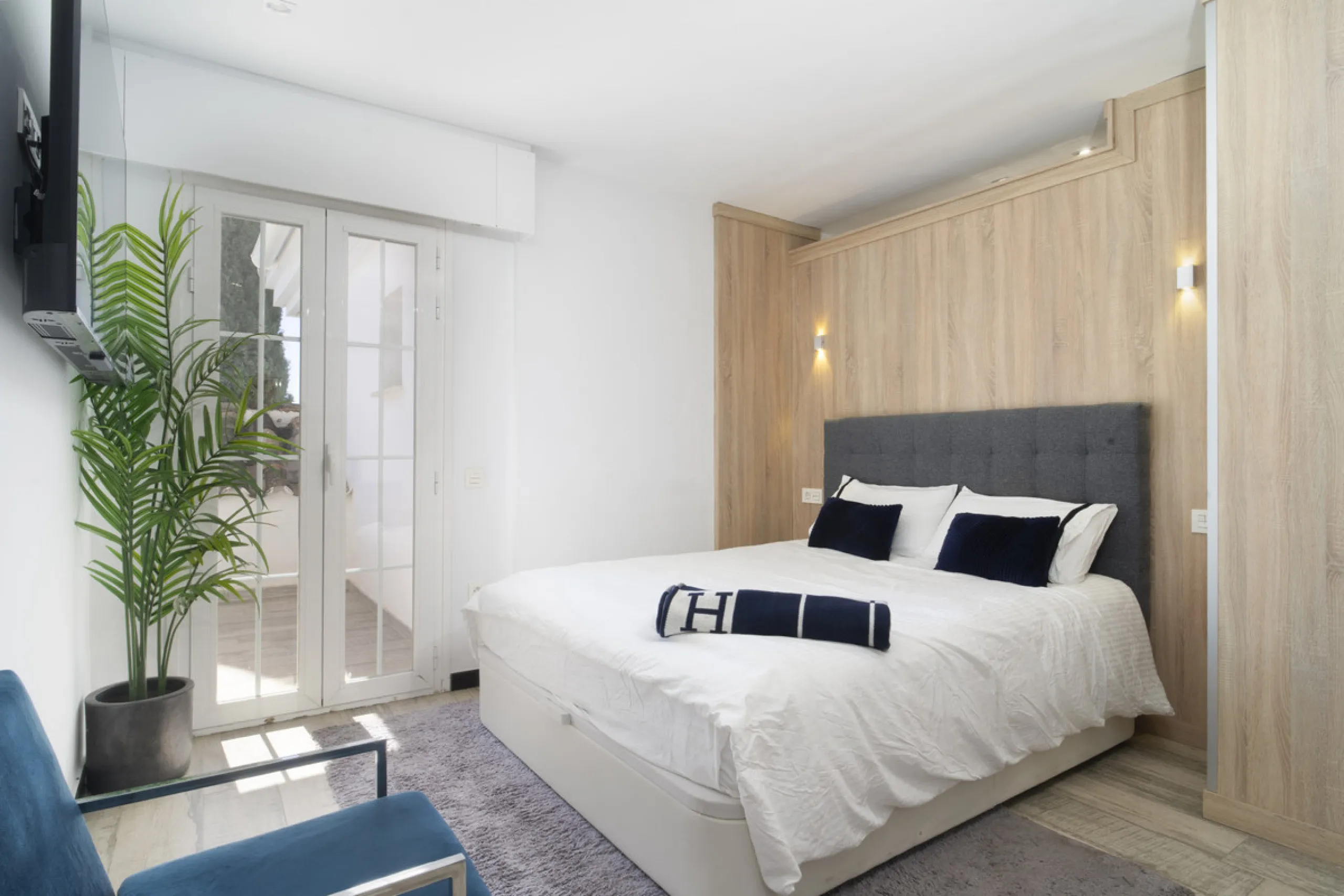 Discover this elegant 4-floor, 2-bedroom townhouse perfectly situated in one of Nueva Andalucía's most sought-after locations. Just steps away from the Puerto Banús Casino and within easy walking distance of all essential services, this property offers th