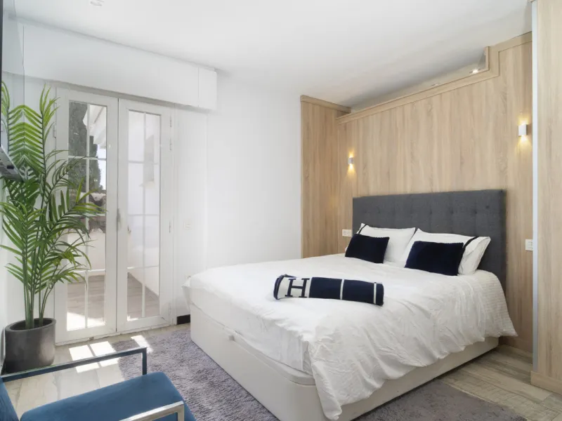 Discover this elegant 4-floor, 2-bedroom townhouse perfectly situated in one of Nueva Andalucía's most sought-after locations. Just steps away from the Puerto Banús Casino and within easy walking distance of all essential services, this property offers th