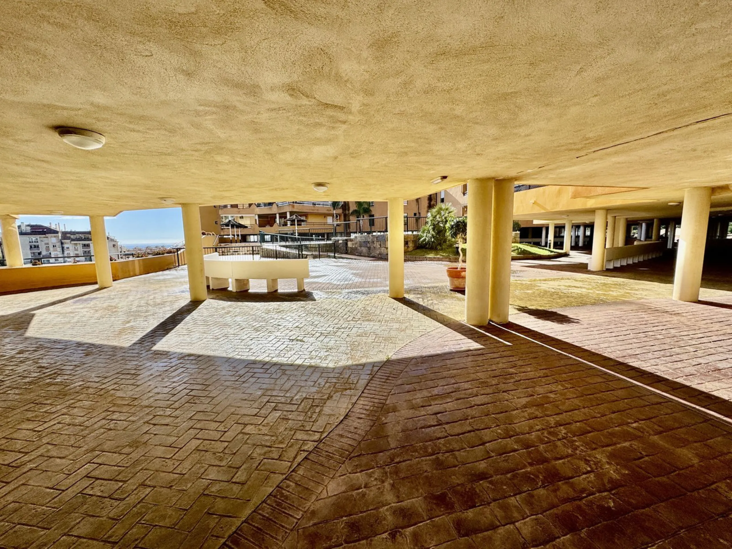 Apartment - Middle Floor Apartment в продаже в Fuengirola, Málaga. В доме 2 спален и 2 ванных комнат. Площадь дома 75 м²
