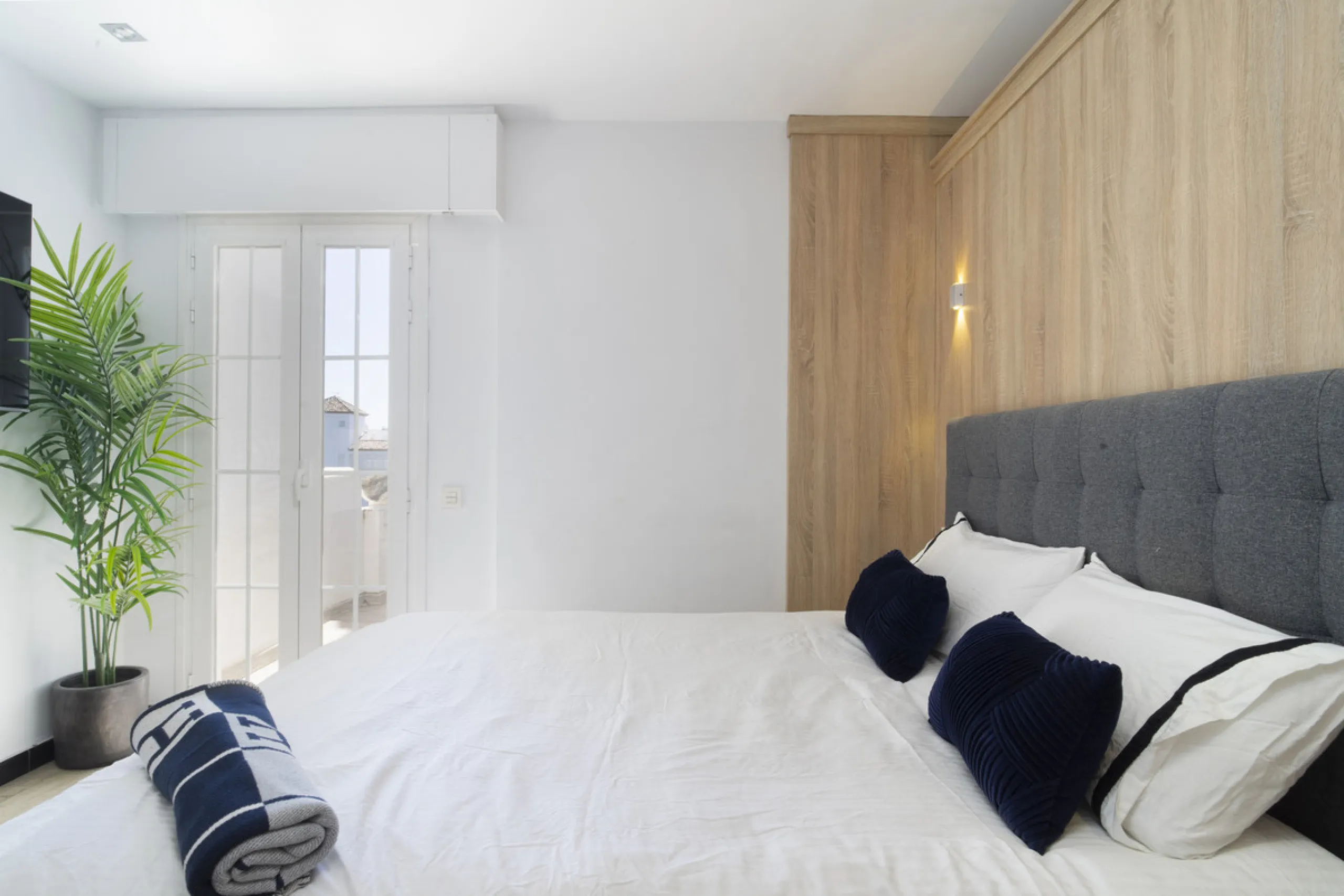 Discover this elegant 4-floor, 2-bedroom townhouse perfectly situated in one of Nueva Andalucía's most sought-after locations. Just steps away from the Puerto Banús Casino and within easy walking distance of all essential services, this property offers th