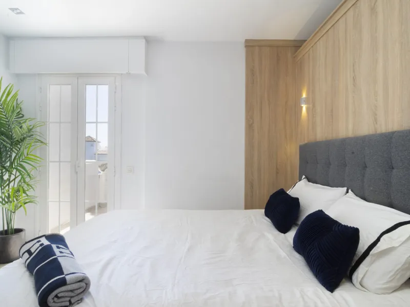 Discover this elegant 4-floor, 2-bedroom townhouse perfectly situated in one of Nueva Andalucía's most sought-after locations. Just steps away from the Puerto Banús Casino and within easy walking distance of all essential services, this property offers th