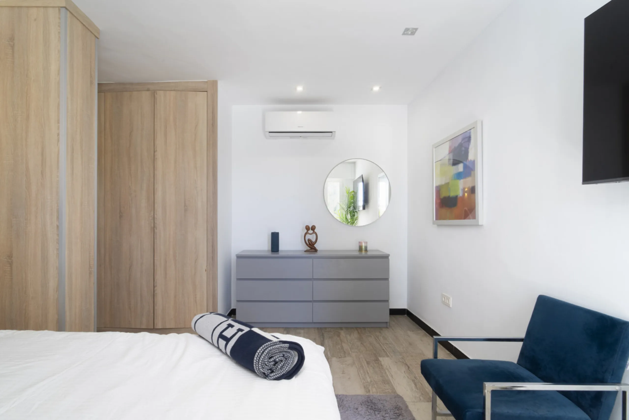 Discover this elegant 4-floor, 2-bedroom townhouse perfectly situated in one of Nueva Andalucía's most sought-after locations. Just steps away from the Puerto Banús Casino and within easy walking distance of all essential services, this property offers th
