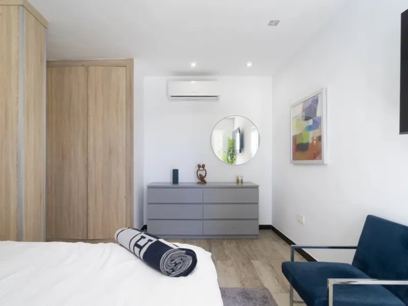 Discover this elegant 4-floor, 2-bedroom townhouse perfectly situated in one of Nueva Andalucía's most sought-after locations. Just steps away from the Puerto Banús Casino and within easy walking distance of all essential services, this property offers th