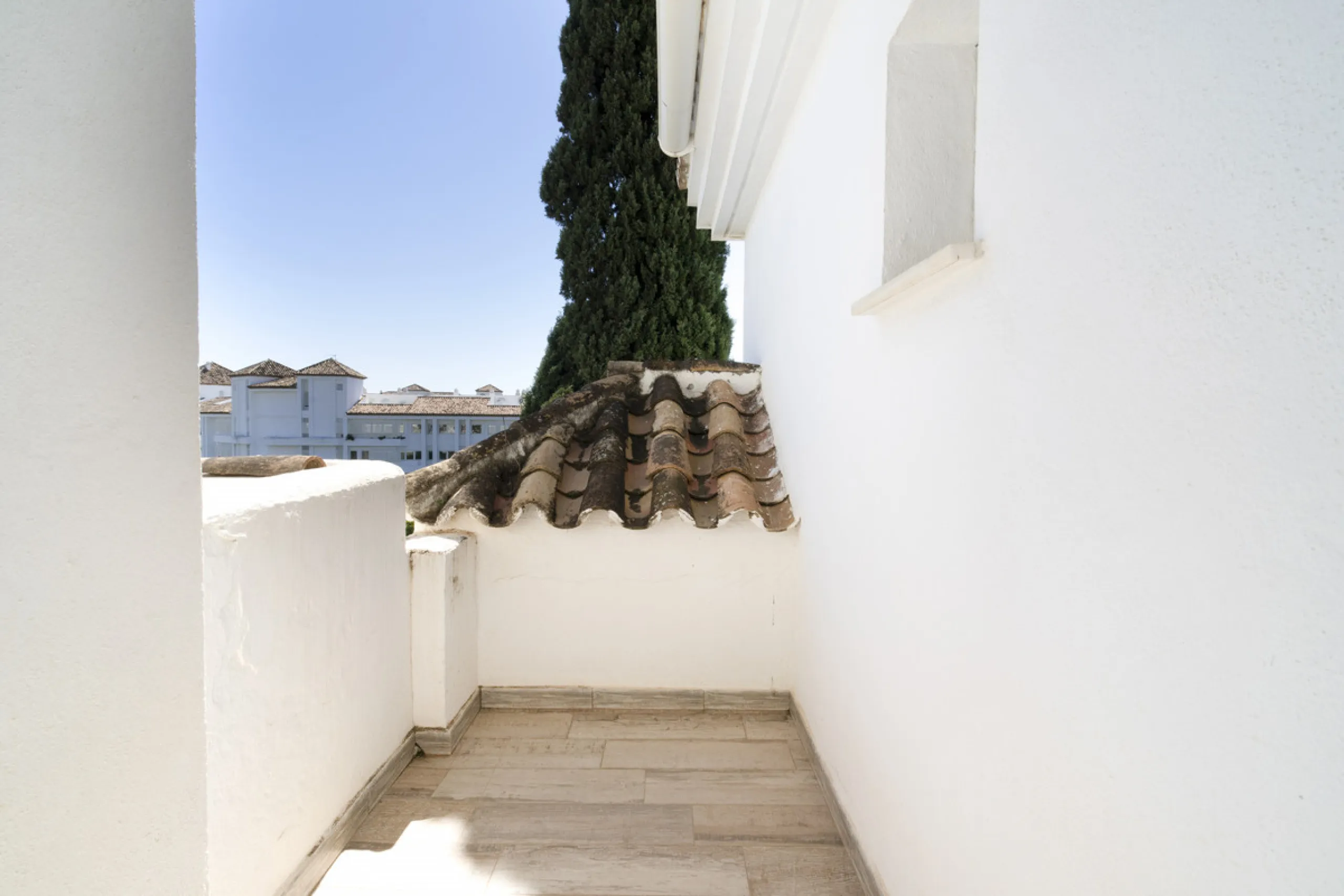 Discover this elegant 4-floor, 2-bedroom townhouse perfectly situated in one of Nueva Andalucía's most sought-after locations. Just steps away from the Puerto Banús Casino and within easy walking distance of all essential services, this property offers th