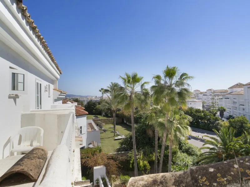 Discover this elegant 4-floor, 2-bedroom townhouse perfectly situated in one of Nueva Andalucía's most sought-after locations. Just steps away from the Puerto Banús Casino and within easy walking distance of all essential services, this property offers th