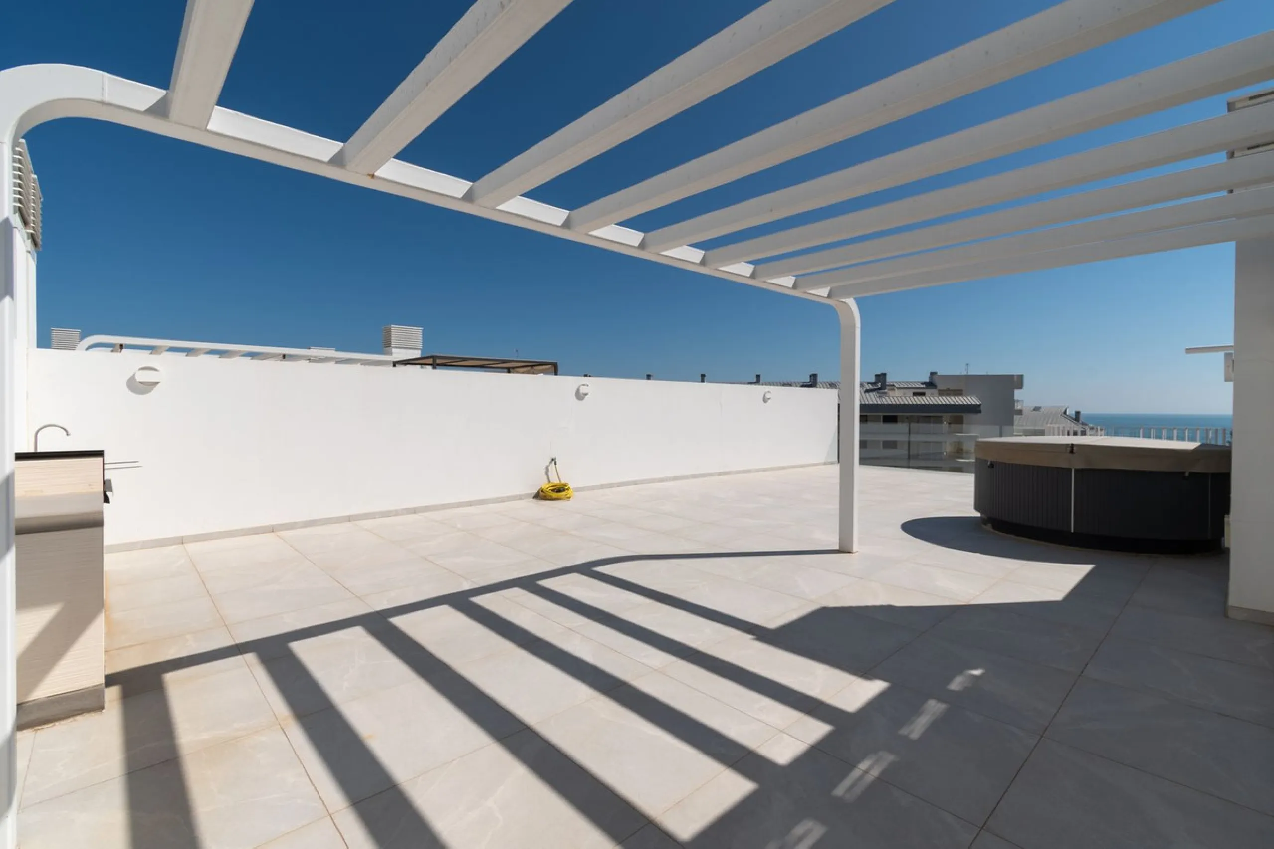 Modernes Haus in der begehrten Gegend Higuerón mit großer Dachterrasse und Whirlpool