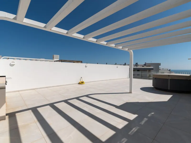 Modernes Haus in der begehrten Gegend Higuerón mit großer Dachterrasse und Whirlpool