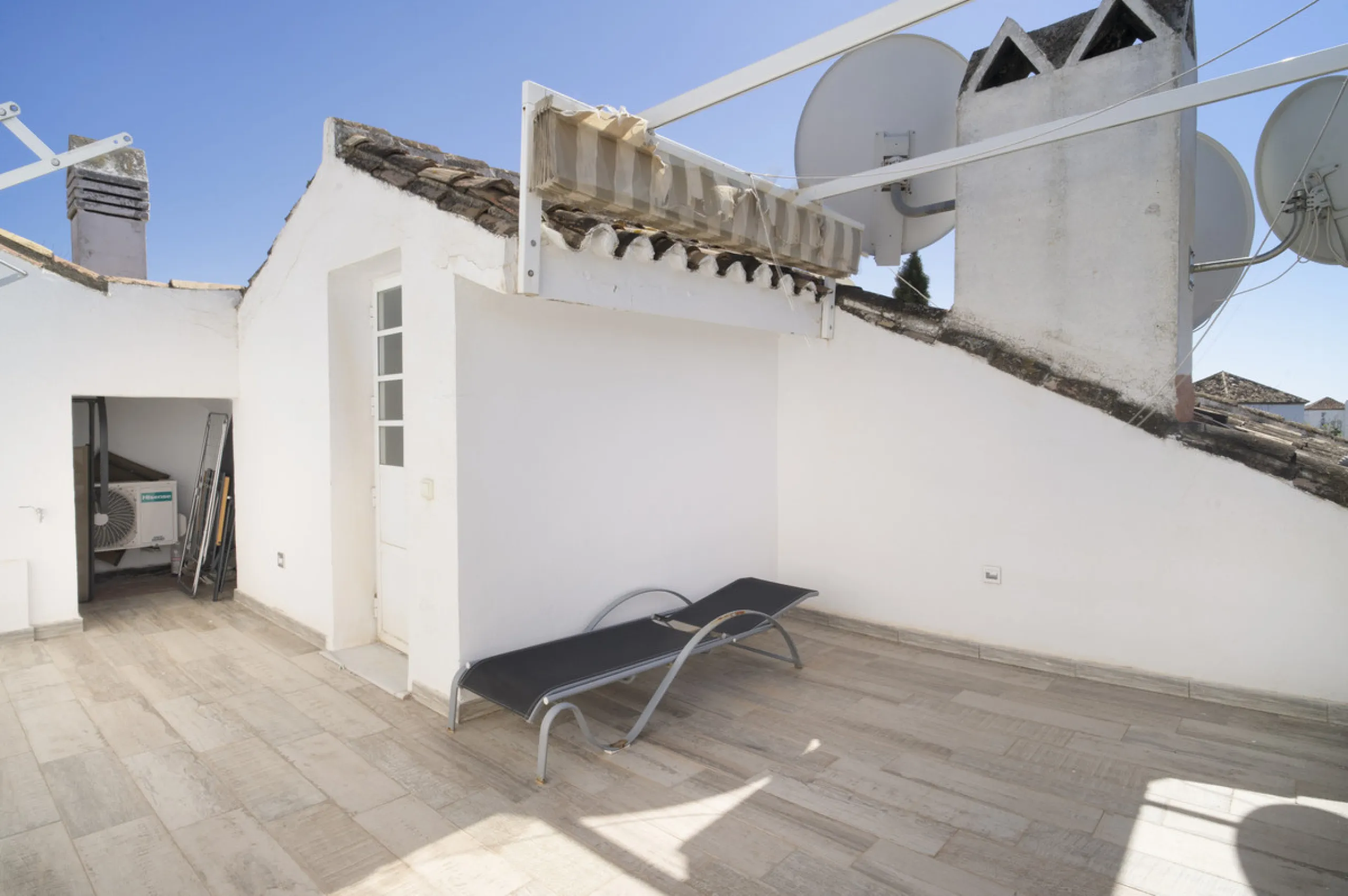 Discover this elegant 4-floor, 2-bedroom townhouse perfectly situated in one of Nueva Andalucía's most sought-after locations. Just steps away from the Puerto Banús Casino and within easy walking distance of all essential services, this property offers th