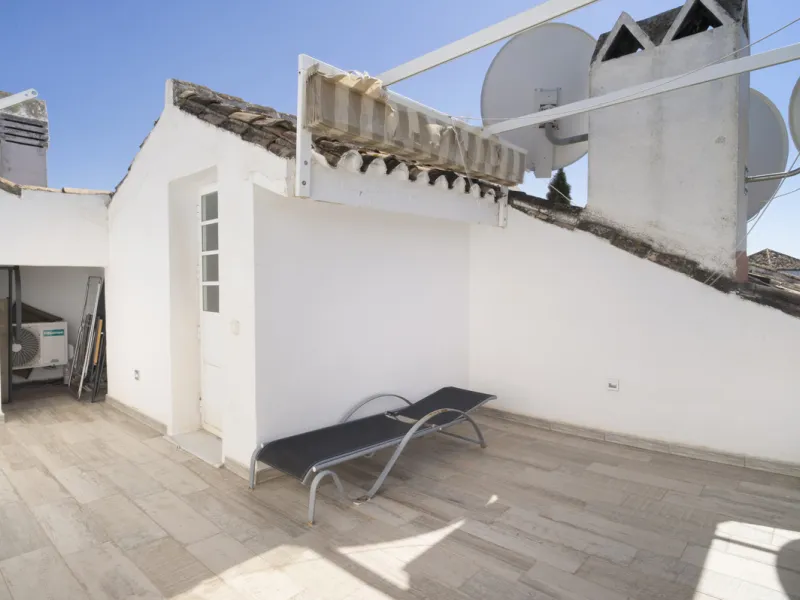 Discover this elegant 4-floor, 2-bedroom townhouse perfectly situated in one of Nueva Andalucía's most sought-after locations. Just steps away from the Puerto Banús Casino and within easy walking distance of all essential services, this property offers th