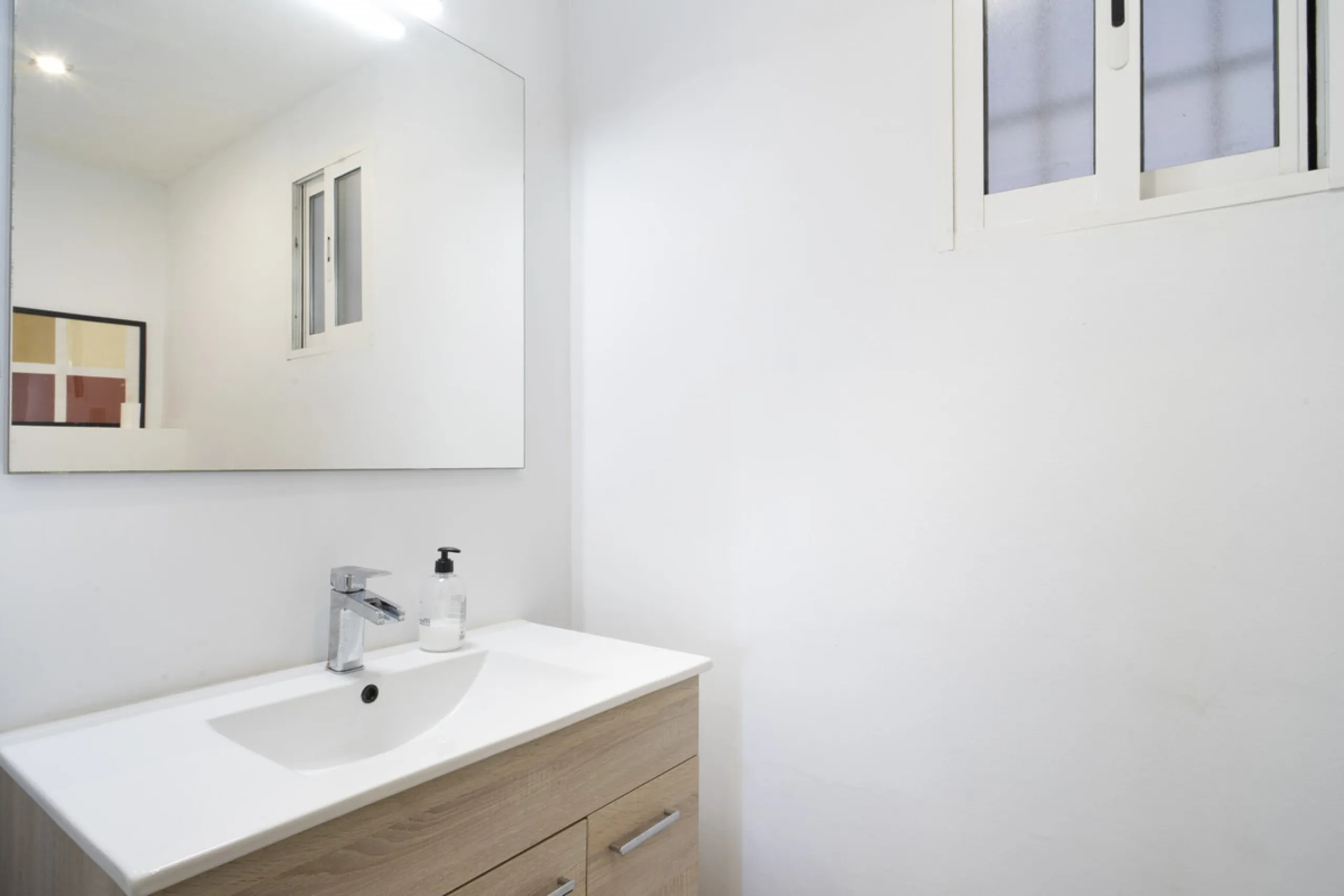 Discover this elegant 4-floor, 2-bedroom townhouse perfectly situated in one of Nueva Andalucía's most sought-after locations. Just steps away from the Puerto Banús Casino and within easy walking distance of all essential services, this property offers th