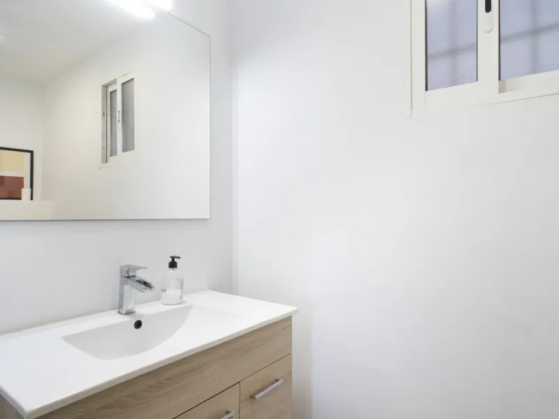 Discover this elegant 4-floor, 2-bedroom townhouse perfectly situated in one of Nueva Andalucía's most sought-after locations. Just steps away from the Puerto Banús Casino and within easy walking distance of all essential services, this property offers th