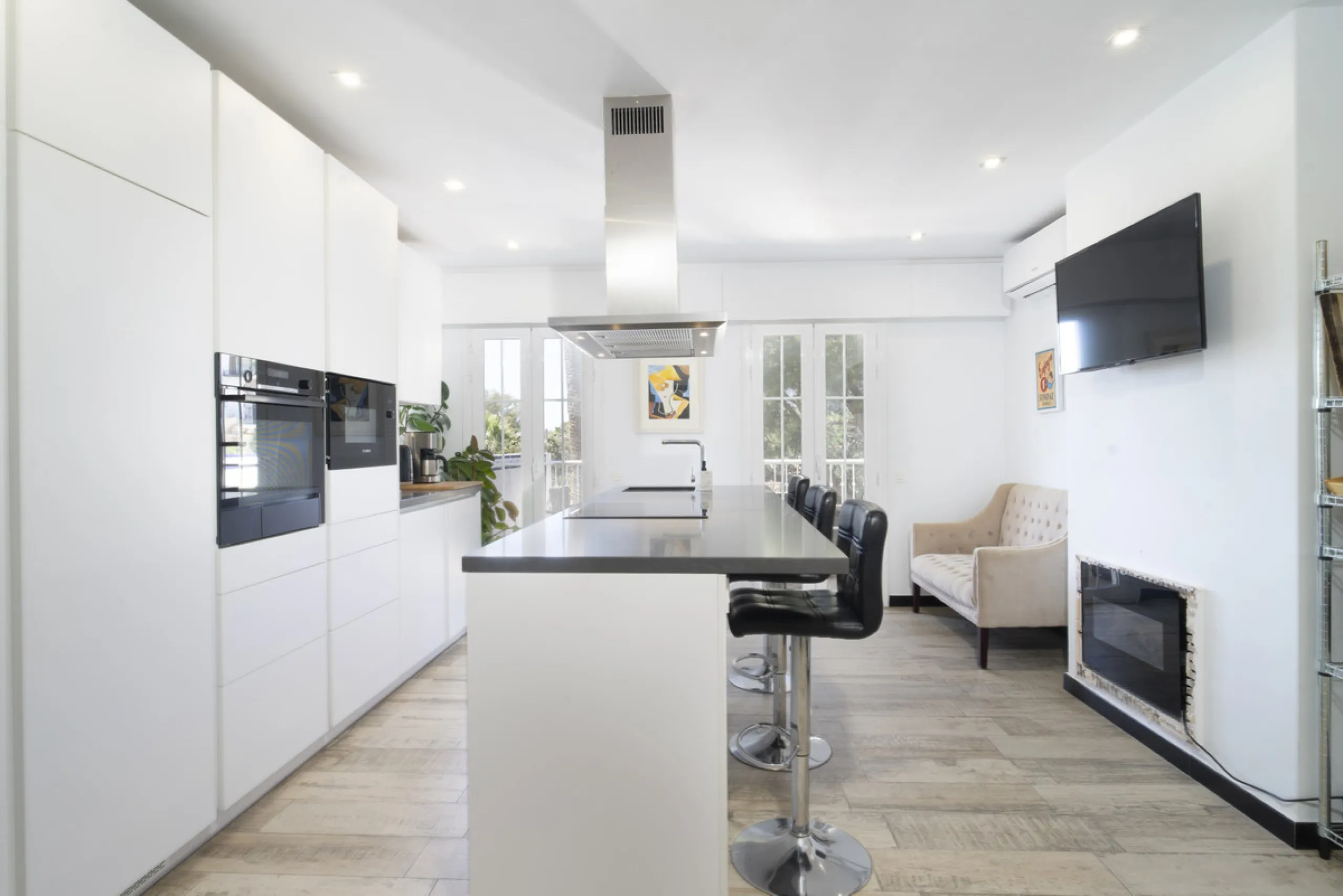 Discover this elegant 4-floor, 2-bedroom townhouse perfectly situated in one of Nueva Andalucía's most sought-after locations. Just steps away from the Puerto Banús Casino and within easy walking distance of all essential services, this property offers th