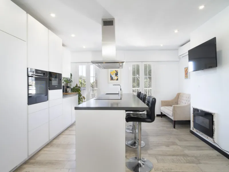 Discover this elegant 4-floor, 2-bedroom townhouse perfectly situated in one of Nueva Andalucía's most sought-after locations. Just steps away from the Puerto Banús Casino and within easy walking distance of all essential services, this property offers th