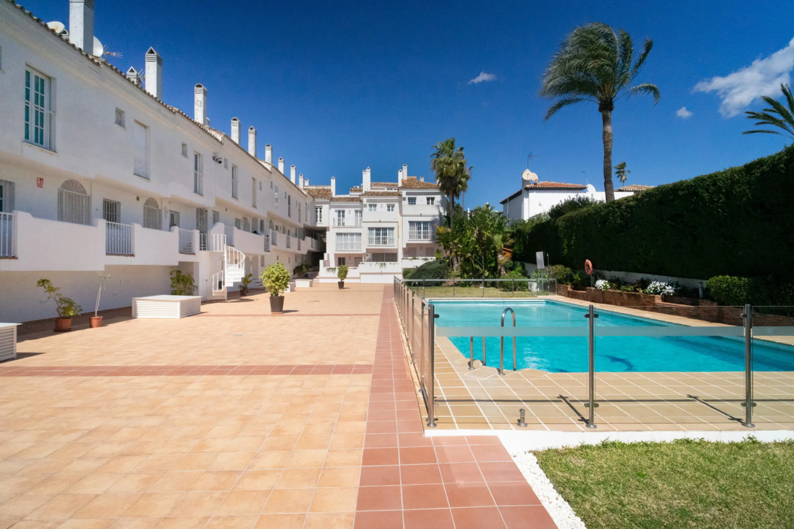 Discover this elegant 4-floor, 2-bedroom townhouse perfectly situated in one of Nueva Andalucía's most sought-after locations. Just steps away from the Puerto Banús Casino and within easy walking distance of all essential services, this property offers th