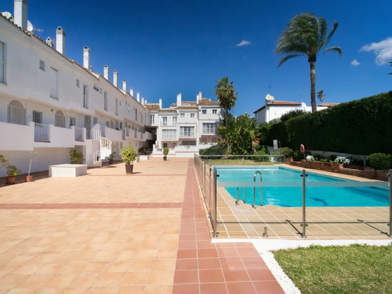 Discover this elegant 4-floor, 2-bedroom townhouse perfectly situated in one of Nueva Andalucía's most sought-after locations. Just steps away from the Puerto Banús Casino and within easy walking distance of all essential services, this property offers th