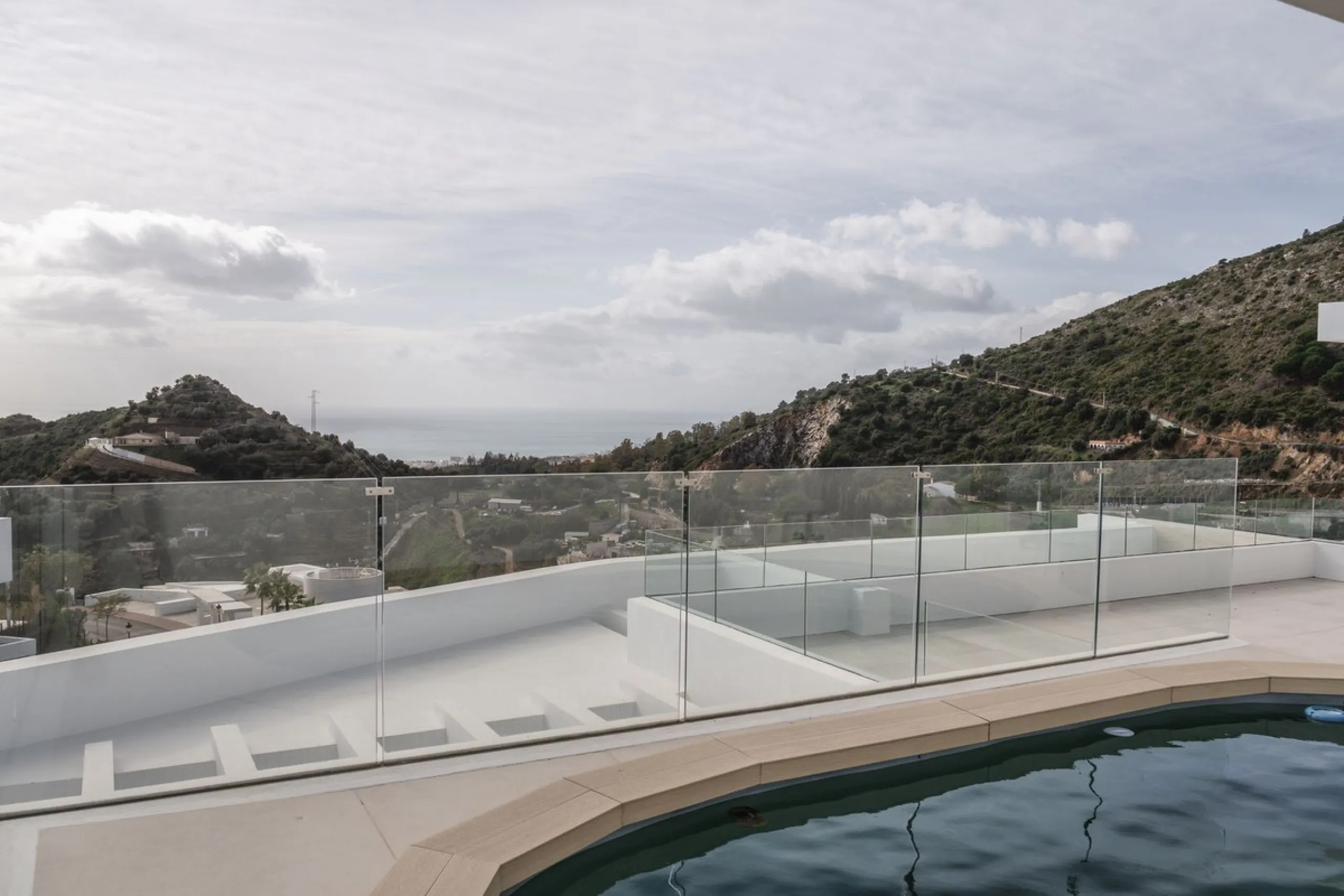 Apartment - Penthouse Duplex в продаже в Ojén, Málaga. В доме 3 спален и 3 ванных комнат. Площадь дома 158 м²