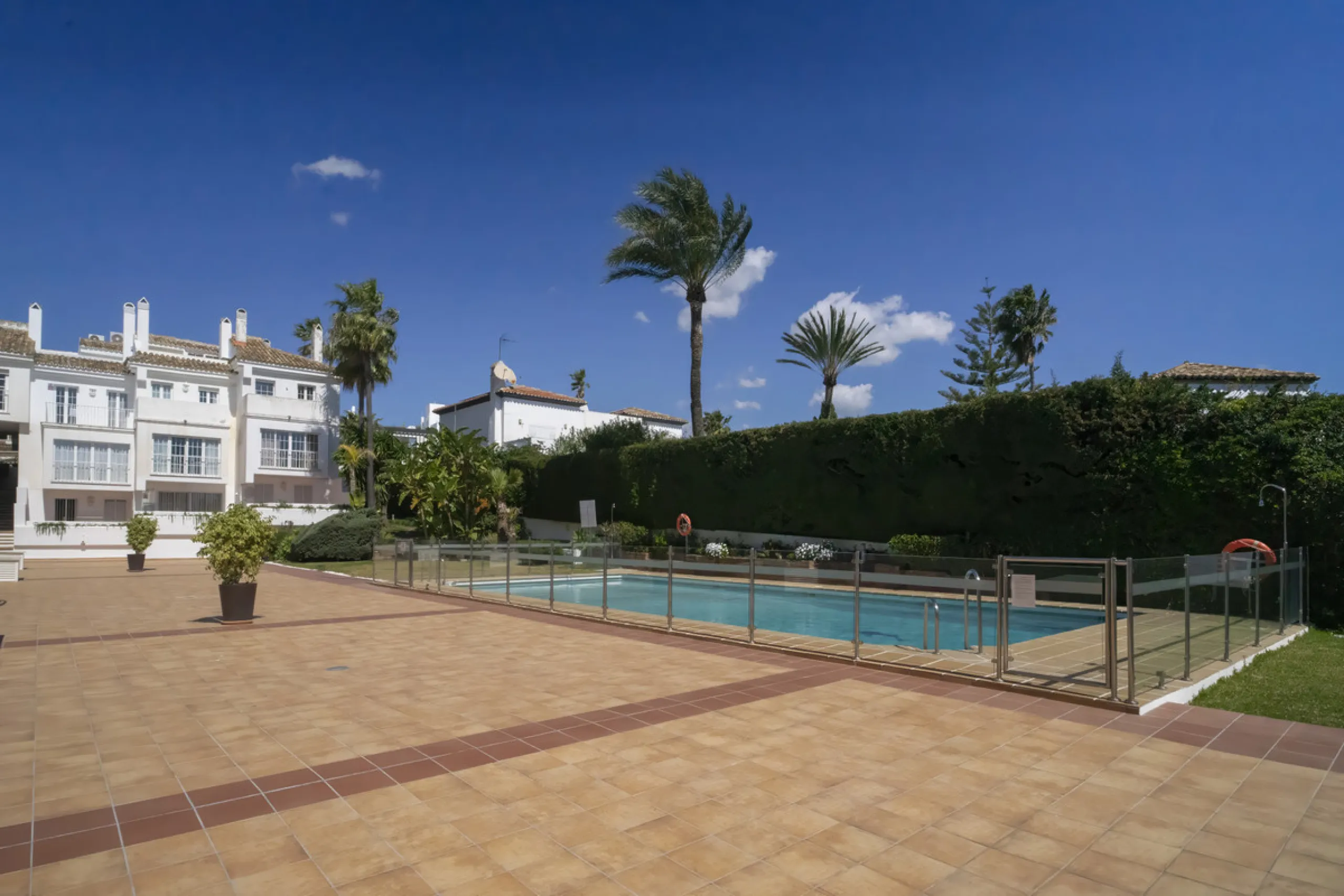 Discover this elegant 4-floor, 2-bedroom townhouse perfectly situated in one of Nueva Andalucía's most sought-after locations. Just steps away from the Puerto Banús Casino and within easy walking distance of all essential services, this property offers th
