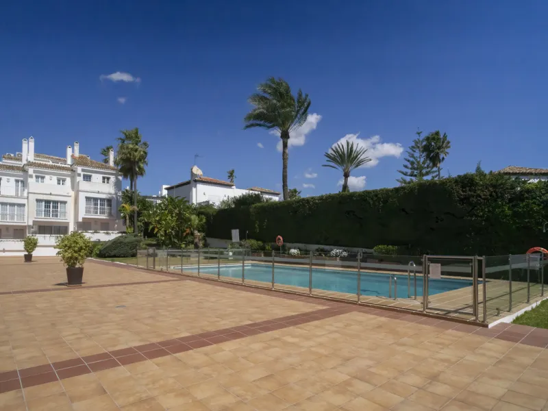 Discover this elegant 4-floor, 2-bedroom townhouse perfectly situated in one of Nueva Andalucía's most sought-after locations. Just steps away from the Puerto Banús Casino and within easy walking distance of all essential services, this property offers th