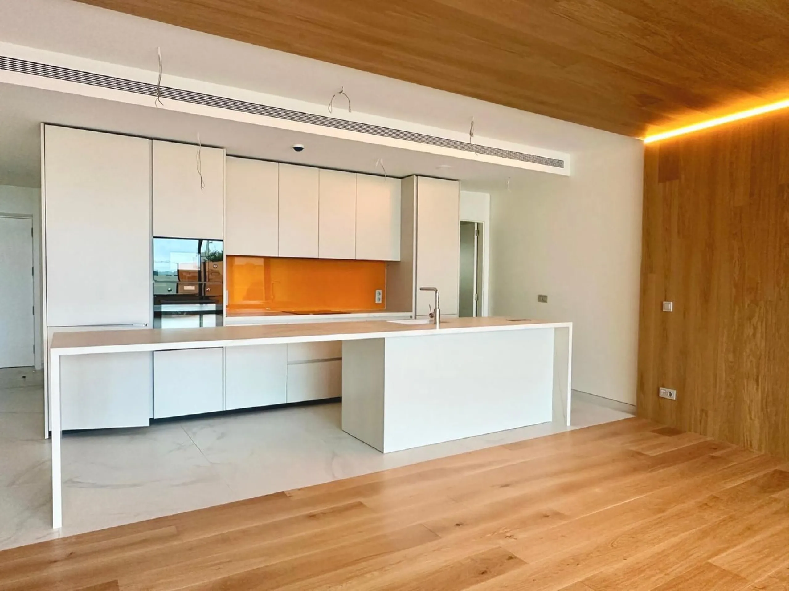 Welcome to a brand new property, delivered in 2025, that redefines luxury living. This outstanding property features a private Jacuzzi and a huge terrace that overlooks the magnificent swimming pools, offering an unparalleled experience inspired by Hilton