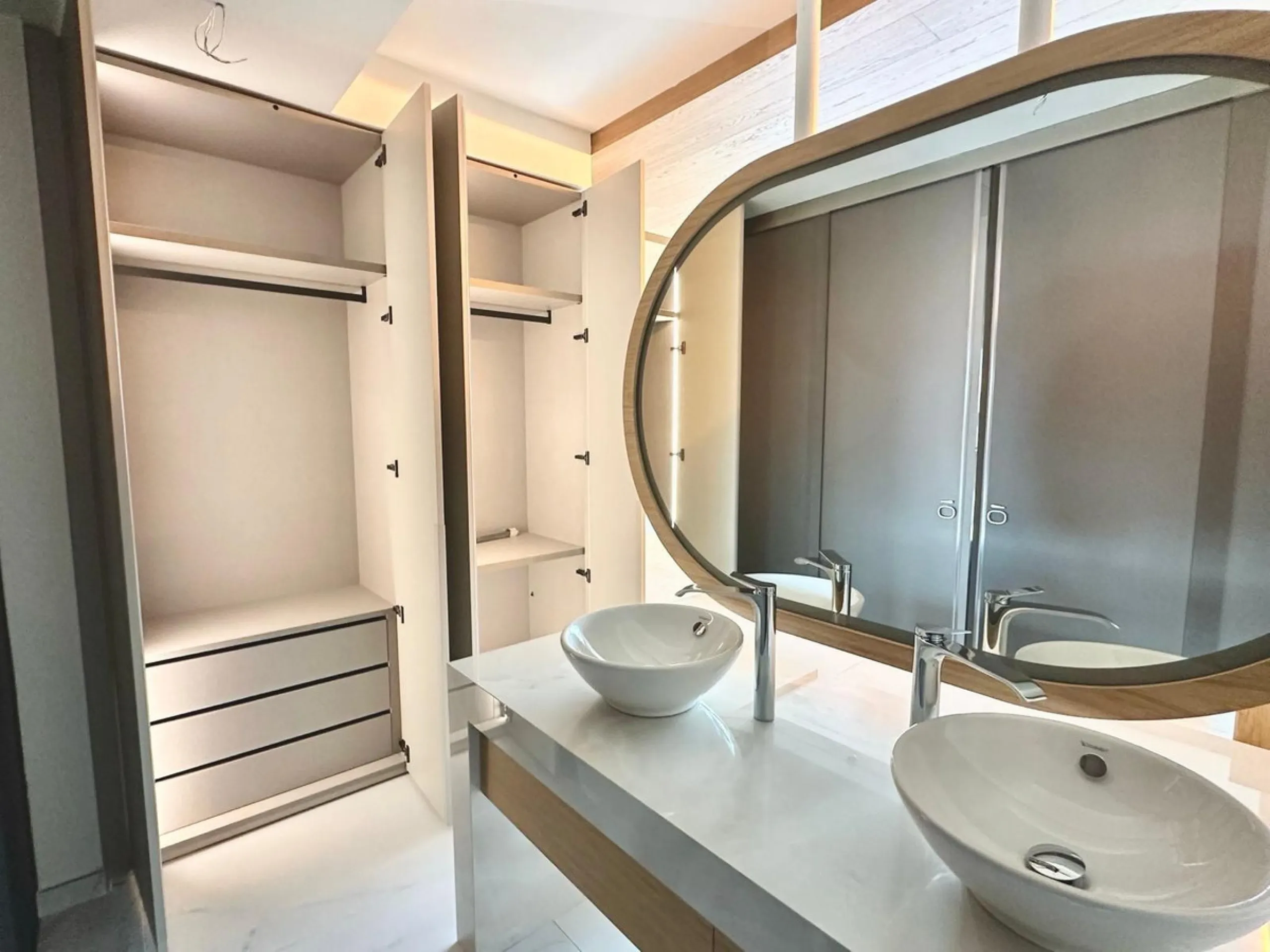 Welcome to a brand new property, delivered in 2025, that redefines luxury living. This outstanding property features a private Jacuzzi and a huge terrace that overlooks the magnificent swimming pools, offering an unparalleled experience inspired by Hilton