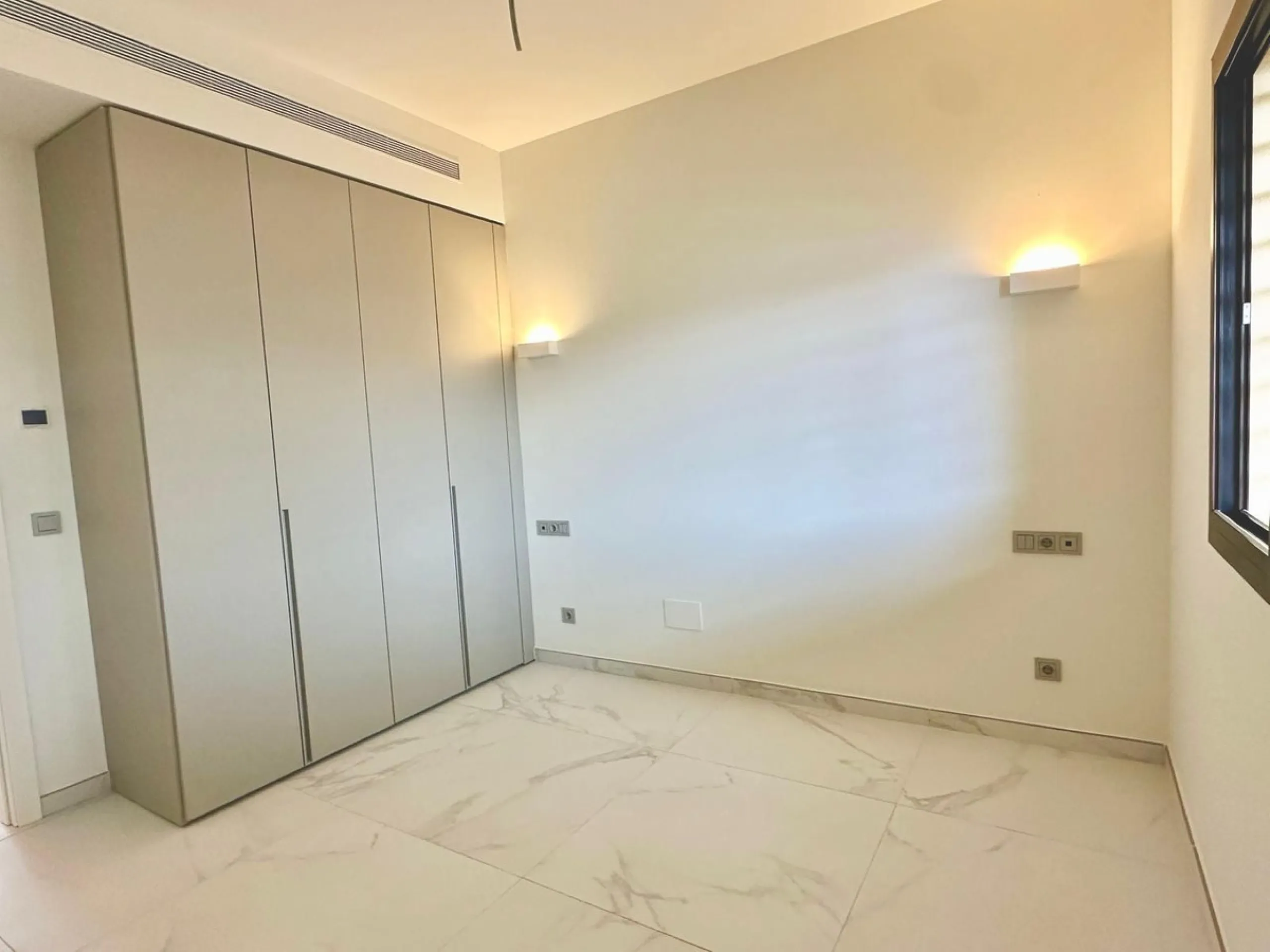 Welcome to a brand new property, delivered in 2025, that redefines luxury living. This outstanding property features a private Jacuzzi and a huge terrace that overlooks the magnificent swimming pools, offering an unparalleled experience inspired by Hilton