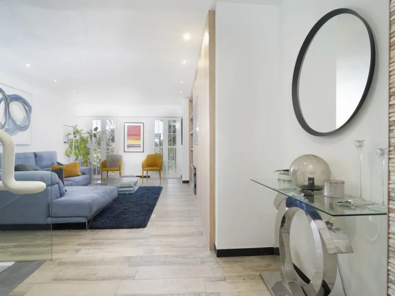 Discover this elegant 4-floor, 2-bedroom townhouse perfectly situated in one of Nueva Andalucía's most sought-after locations. Just steps away from the Puerto Banús Casino and within easy walking distance of all essential services, this property offers th