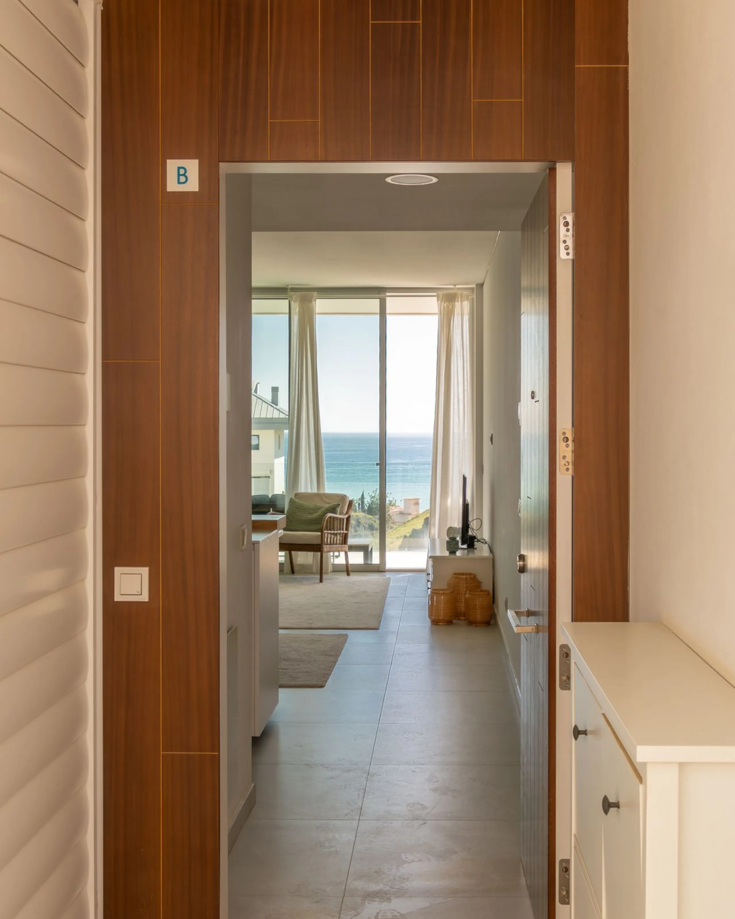 Modernes Haus in der begehrten Gegend Higuerón mit großer Dachterrasse und Whirlpool