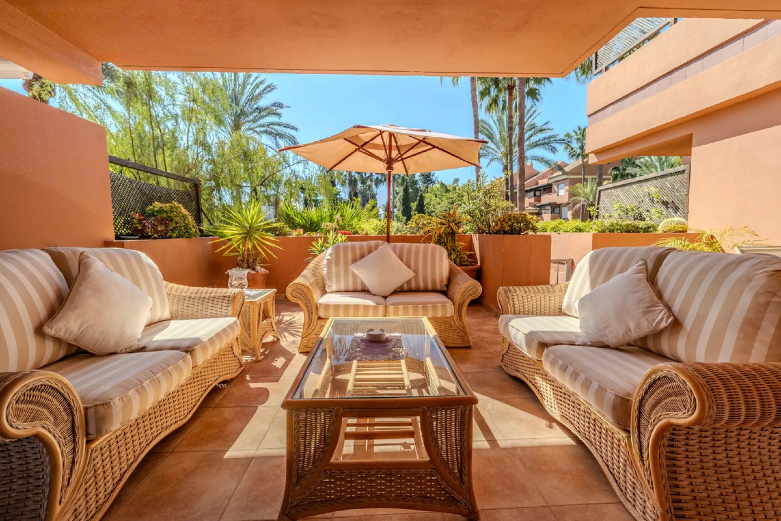 Magnificent ground-floor apartment in the exclusive Embrujo Playa development, one of Marbella's most sought-after areas thanks to its privileged seaside location and its proximity to Puerto Banús. The property offers two spacious bedrooms and 172 m² of i