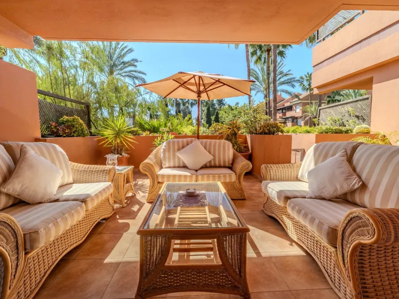 Magnificent ground-floor apartment in the exclusive Embrujo Playa development, one of Marbella's most sought-after areas thanks to its privileged seaside location and its proximity to Puerto Banús. The property offers two spacious bedrooms and 172 m² of i