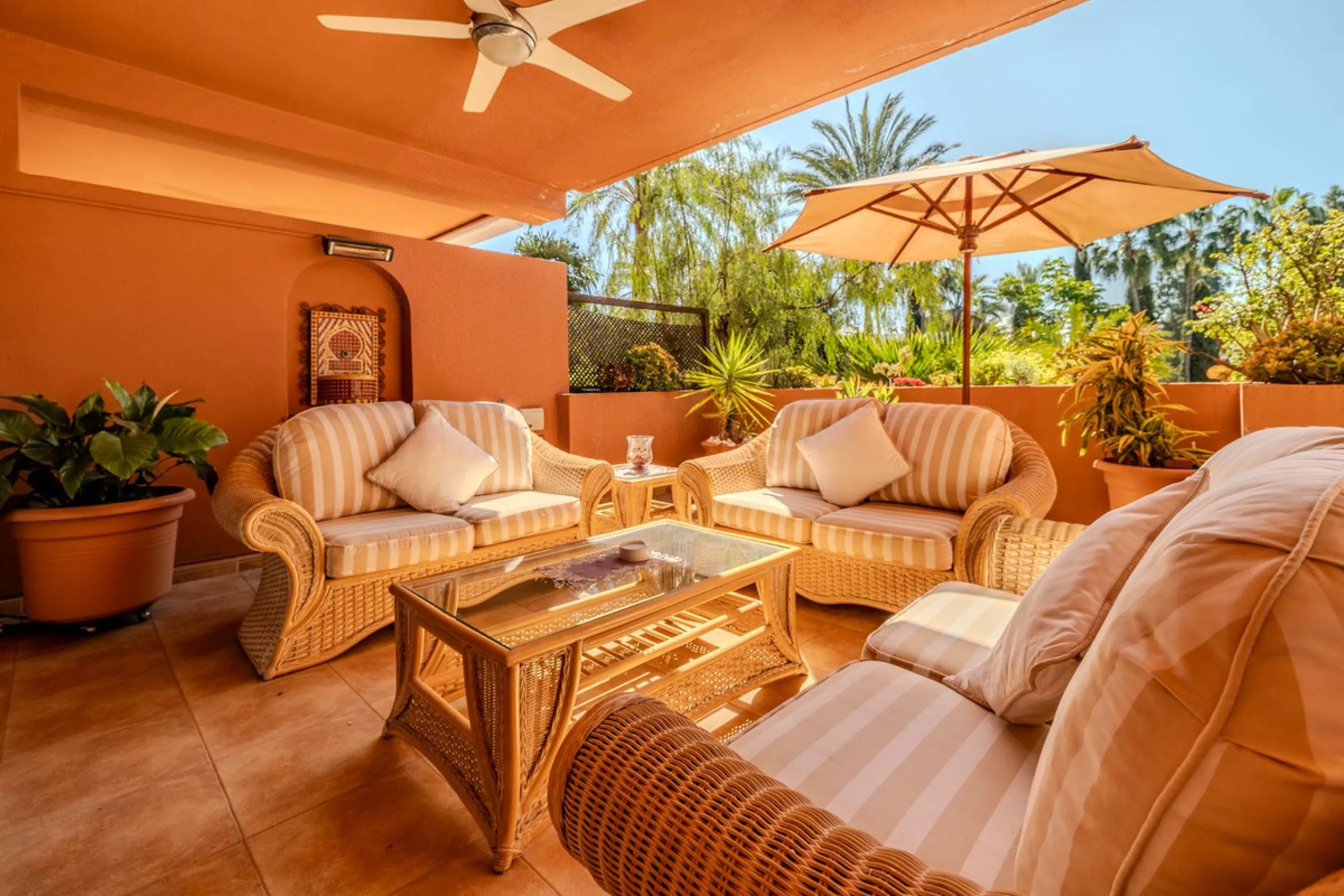 Magnificent ground-floor apartment in the exclusive Embrujo Playa development, one of Marbella's most sought-after areas thanks to its privileged seaside location and its proximity to Puerto Banús. The property offers two spacious bedrooms and 172 m² of i
