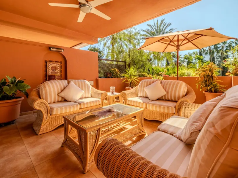 Magnificent ground-floor apartment in the exclusive Embrujo Playa development, one of Marbella's most sought-after areas thanks to its privileged seaside location and its proximity to Puerto Banús. The property offers two spacious bedrooms and 172 m² of i